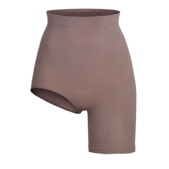 SKIMS SOLUTION SHORT / UMBER - Picture 1 of 5